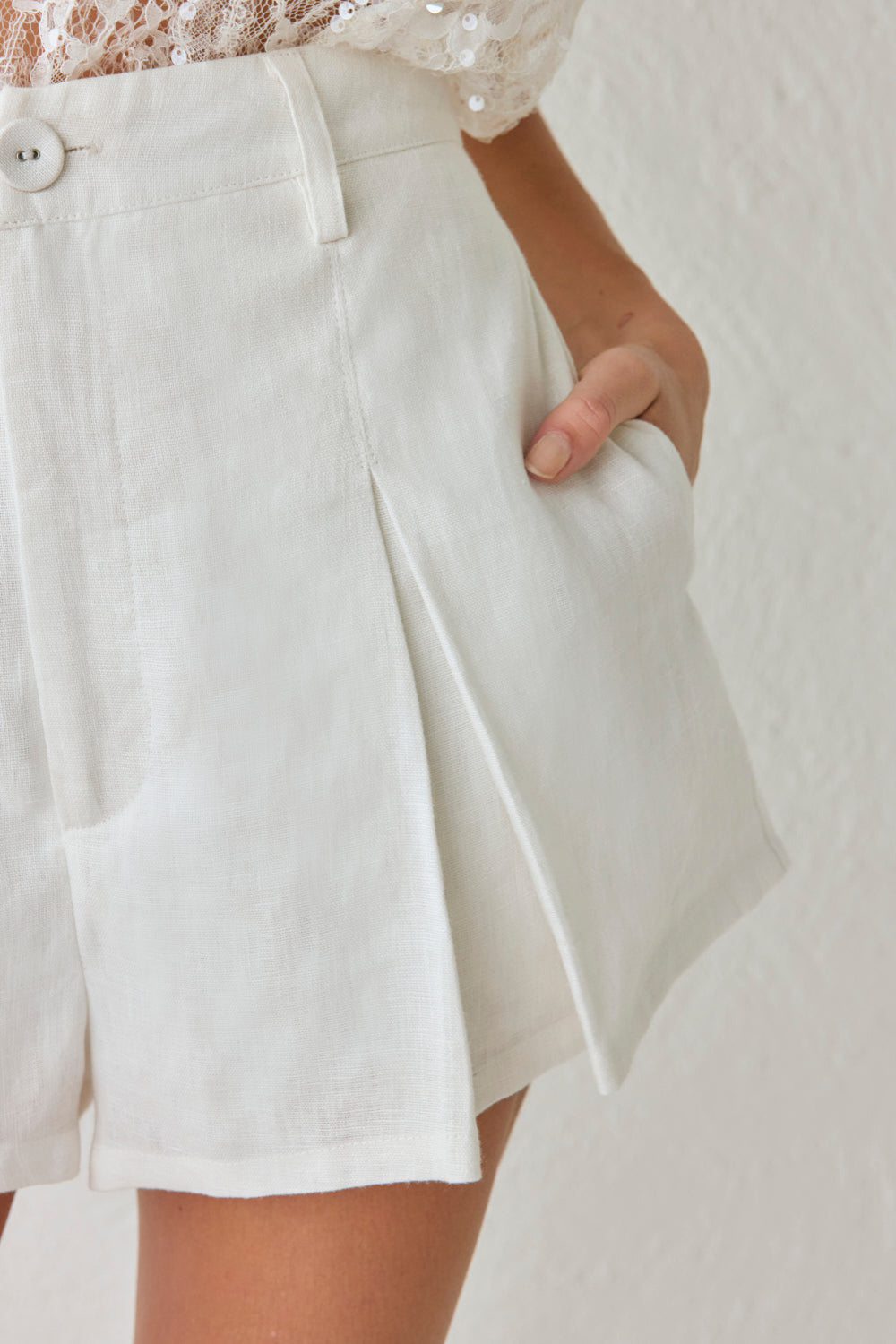 Nela Linen Shorts White