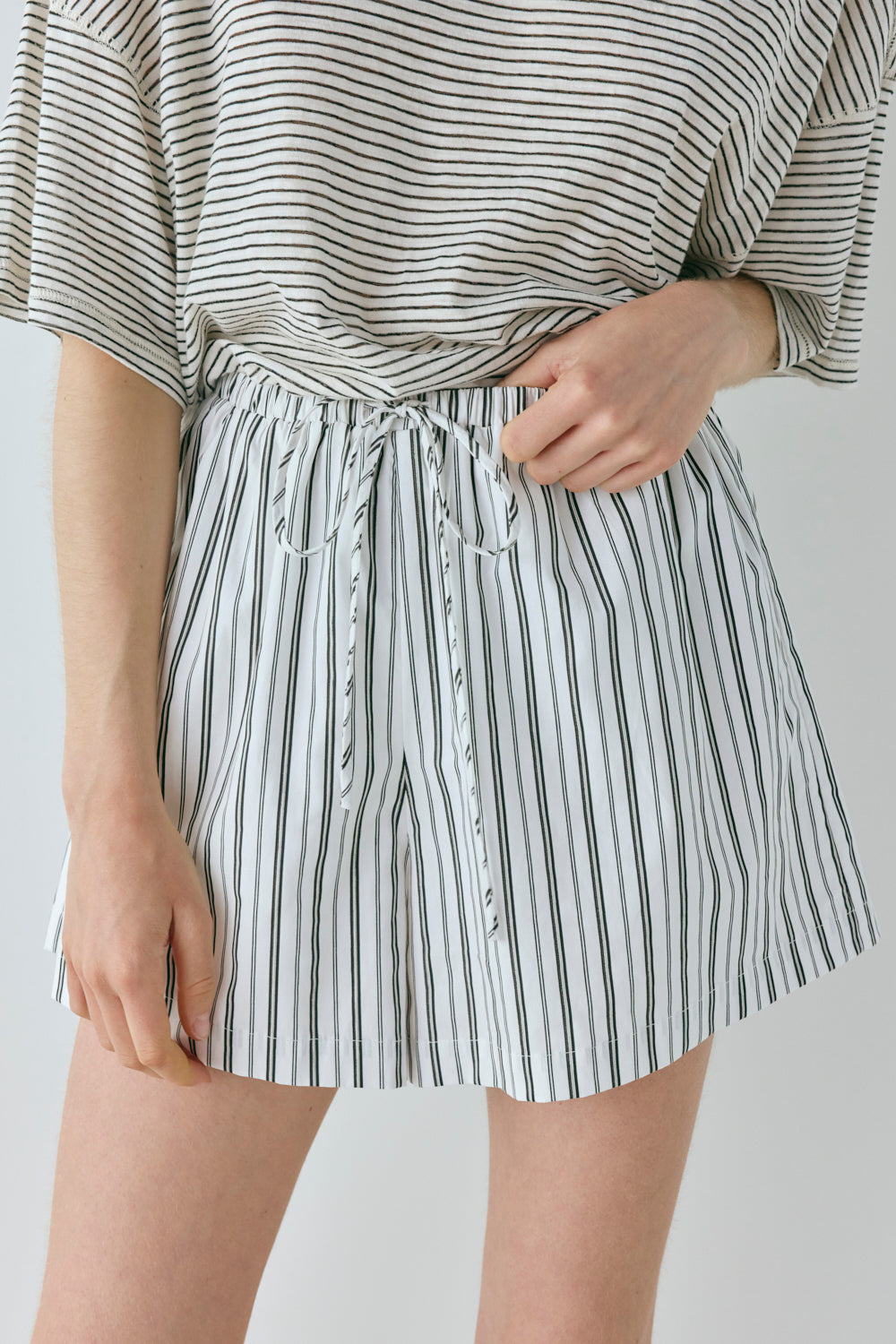 Annika Shorts Black Stripe